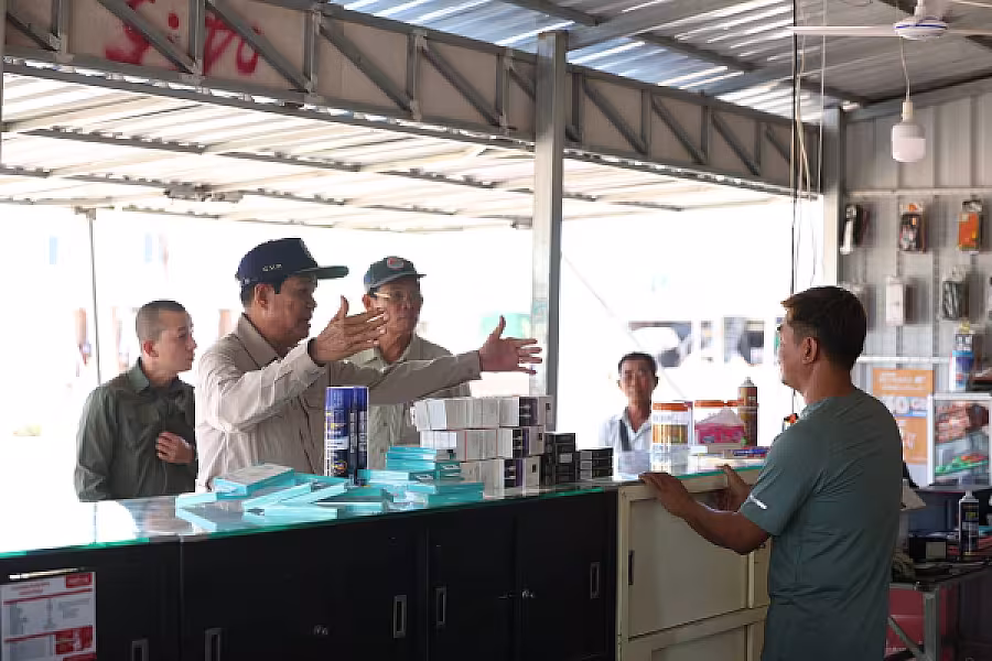 ឯកឧត្តម គន់ គីម អញ្ជើញចុះពិនិត្យស្ថានភាពរស់នៅ និង អាជីវកម្មប្រជាពលរដ្ឋភៀសសឹក ក្នុងខេត្តបន្ទាយមានជ័យ - Image 4