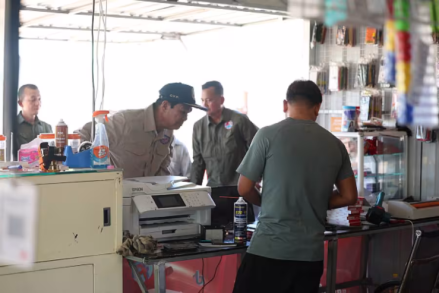 ឯកឧត្តម គន់ គីម អញ្ជើញចុះពិនិត្យស្ថានភាពរស់នៅ និង អាជីវកម្មប្រជាពលរដ្ឋភៀសសឹក ក្នុងខេត្តបន្ទាយមានជ័យ - Image 5