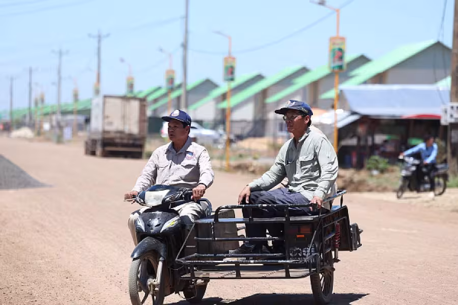 ឯកឧត្តម គន់ គីម អញ្ជើញចុះពិនិត្យស្ថានភាពរស់នៅ និង អាជីវកម្មប្រជាពលរដ្ឋភៀសសឹក ក្នុងខេត្តបន្ទាយមានជ័យ - Image 12