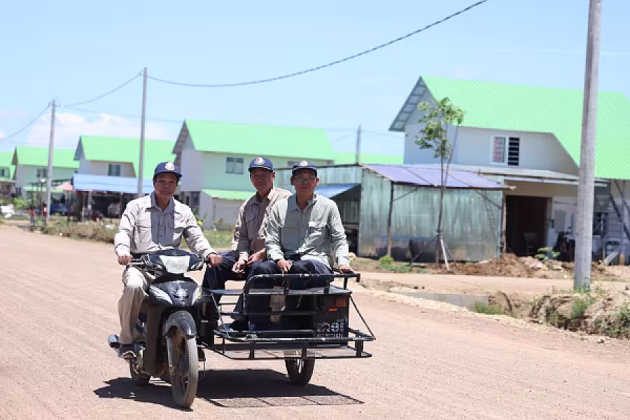 ឯកឧត្តម គន់ គីម អញ្ជើញចុះពិនិត្យស្ថានភាពរស់នៅ និង អាជីវកម្មប្រជាពលរដ្ឋភៀសសឹក ក្នុងខេត្តបន្ទាយមានជ័យ - Image 15