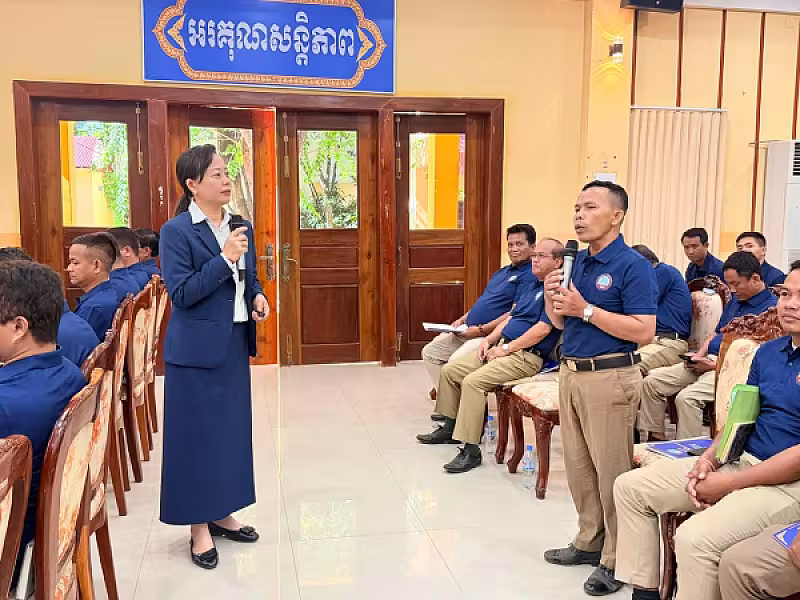 ឯកឧត្តម អ៊ុក ឃ្នួច អញ្ជើញបើកវគ្គបណ្តុះបណ្តាលស្តីពីការងាររដ្ឋបាល និងការងារបេឡាមរណសង្គ្រោះ អ.ន.ក. ជូនគណៈកម្មាធិការសមាគមអតីតយុទ្ធជន និងនិវត្តជនកម្ពុជាខេត្តបាត់ដំបង - Image 13