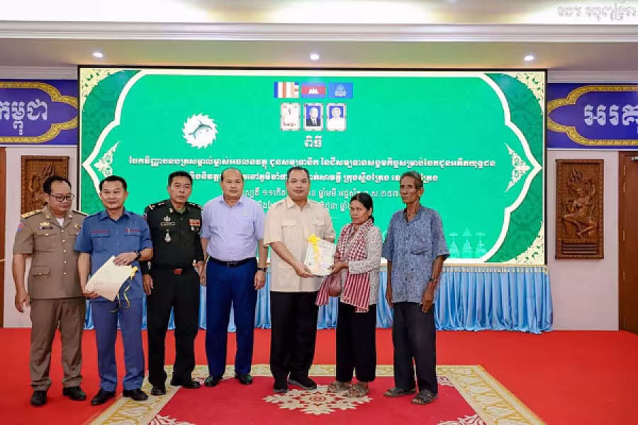 ឯកឧត្តម សរ សុពុត្រា ប្រធាន អ.ន.ក.ខេត្តស្ទឹងត្រែង ប្រគល់ វិញ្ញាបនបត្រសម្គាល់ម្ចាស់អចលនវត្ថុជូនសមាជិក