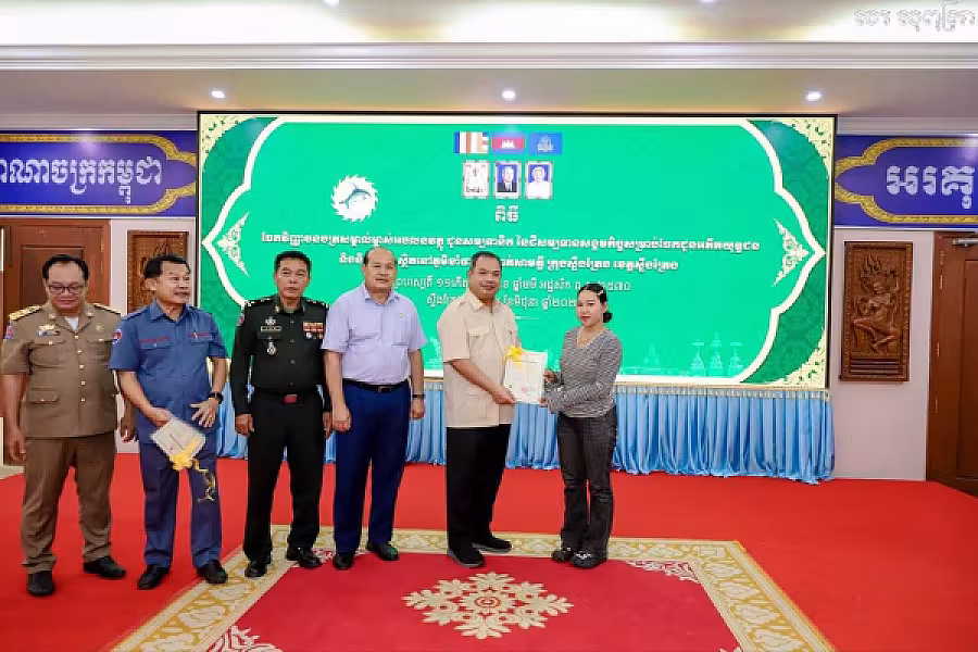 ឯកឧត្តម សរ សុពុត្រា ប្រធាន អ.ន.ក.ខេត្តស្ទឹងត្រែង ប្រគល់ វិញ្ញាបនបត្រសម្គាល់ម្ចាស់អចលនវត្ថុជូនសមាជិក - Image 2