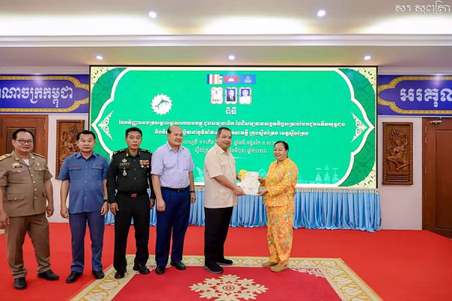 ឯកឧត្តម សរ សុពុត្រា ប្រធាន អ.ន.ក.ខេត្តស្ទឹងត្រែង ប្រគល់ វិញ្ញាបនបត្រសម្គាល់ម្ចាស់អចលនវត្ថុជូនសមាជិក - Image 3