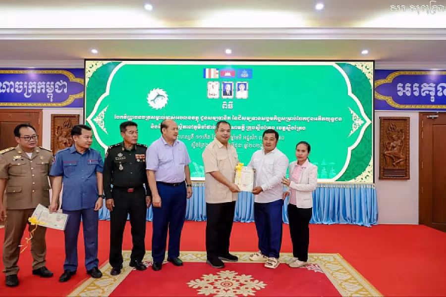 ឯកឧត្តម សរ សុពុត្រា ប្រធាន អ.ន.ក.ខេត្តស្ទឹងត្រែង ប្រគល់ វិញ្ញាបនបត្រសម្គាល់ម្ចាស់អចលនវត្ថុជូនសមាជិក - Image 4