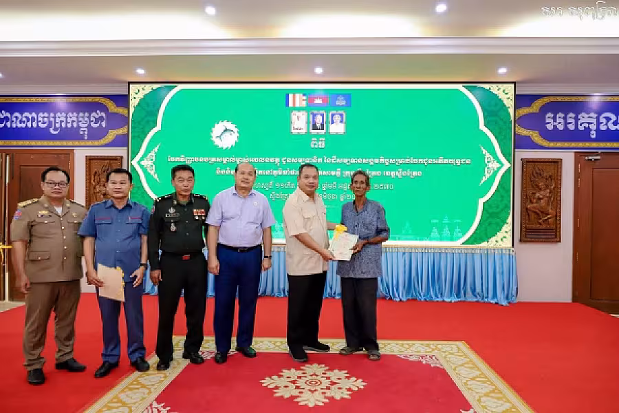 ឯកឧត្តម សរ សុពុត្រា ប្រធាន អ.ន.ក.ខេត្តស្ទឹងត្រែង ប្រគល់ វិញ្ញាបនបត្រសម្គាល់ម្ចាស់អចលនវត្ថុជូនសមាជិក - Image 6