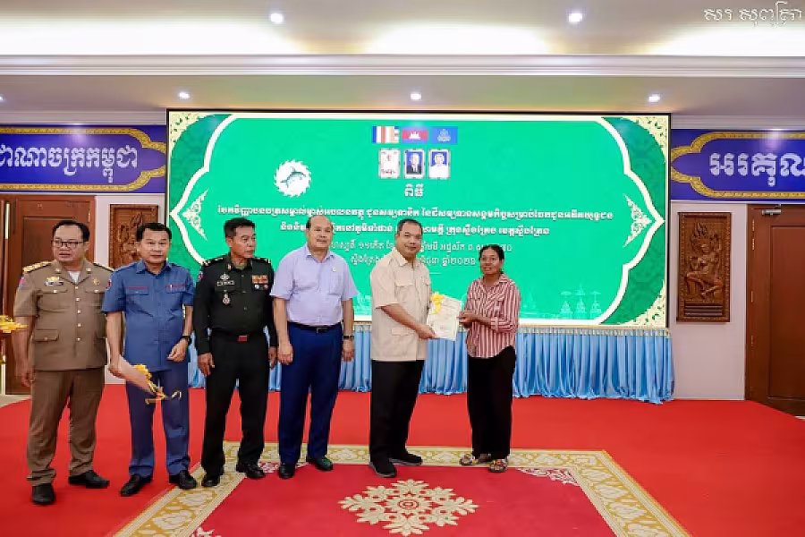 ឯកឧត្តម សរ សុពុត្រា ប្រធាន អ.ន.ក.ខេត្តស្ទឹងត្រែង ប្រគល់ វិញ្ញាបនបត្រសម្គាល់ម្ចាស់អចលនវត្ថុជូនសមាជិក - Image 9
