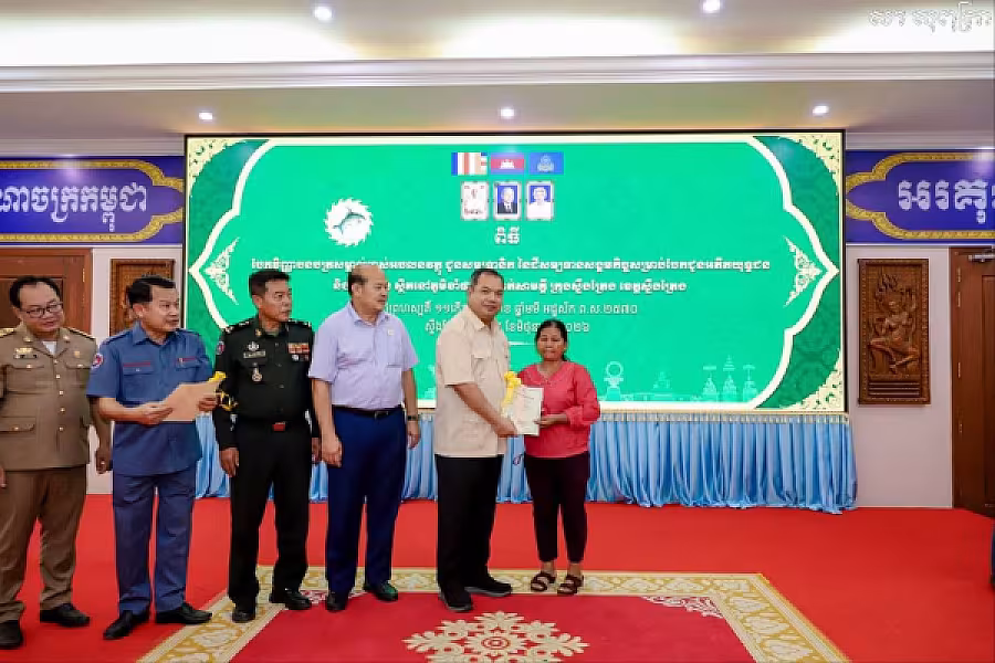 ឯកឧត្តម សរ សុពុត្រា ប្រធាន អ.ន.ក.ខេត្តស្ទឹងត្រែង ប្រគល់ វិញ្ញាបនបត្រសម្គាល់ម្ចាស់អចលនវត្ថុជូនសមាជិក - Image 10