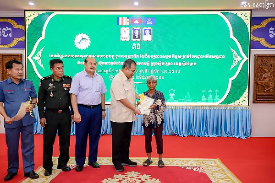 ឯកឧត្តម សរ សុពុត្រា ប្រធាន អ.ន.ក.ខេត្តស្ទឹងត្រែង ប្រគល់ វិញ្ញាបនបត្រសម្គាល់ម្ចាស់អចលនវត្ថុជូនសមាជិក - Image 11