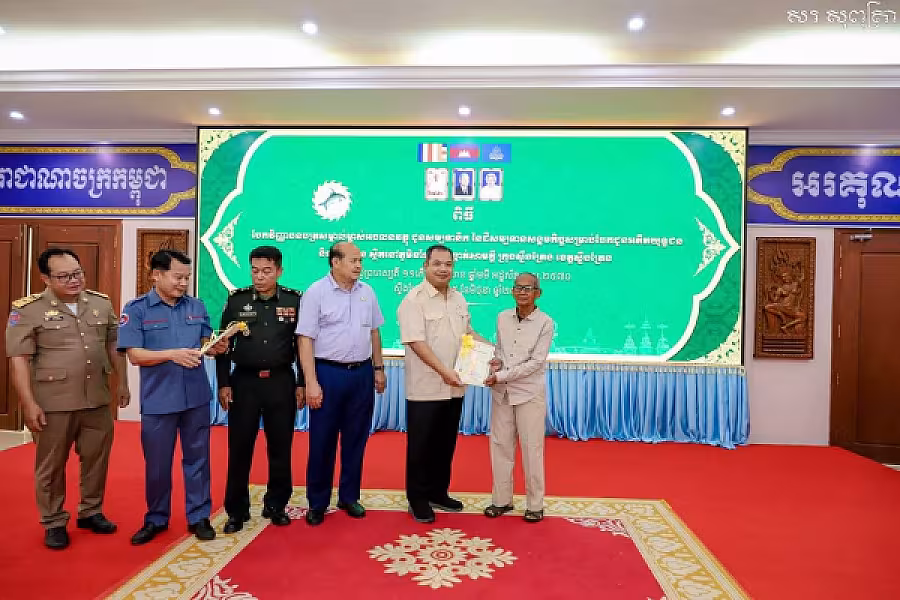 ឯកឧត្តម សរ សុពុត្រា ប្រធាន អ.ន.ក.ខេត្តស្ទឹងត្រែង ប្រគល់ វិញ្ញាបនបត្រសម្គាល់ម្ចាស់អចលនវត្ថុជូនសមាជិក - Image 12