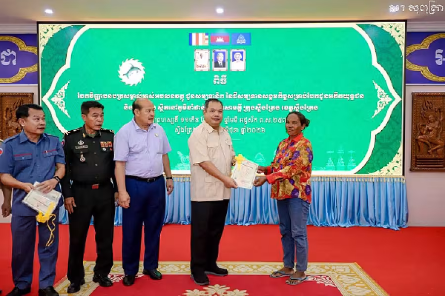 ឯកឧត្តម សរ សុពុត្រា ប្រធាន អ.ន.ក.ខេត្តស្ទឹងត្រែង ប្រគល់ វិញ្ញាបនបត្រសម្គាល់ម្ចាស់អចលនវត្ថុជូនសមាជិក - Image 13