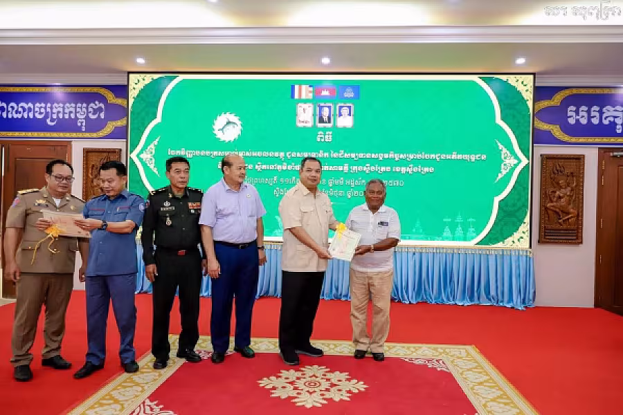 ឯកឧត្តម សរ សុពុត្រា ប្រធាន អ.ន.ក.ខេត្តស្ទឹងត្រែង ប្រគល់ វិញ្ញាបនបត្រសម្គាល់ម្ចាស់អចលនវត្ថុជូនសមាជិក - Image 15