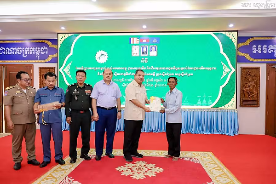 ឯកឧត្តម សរ សុពុត្រា ប្រធាន អ.ន.ក.ខេត្តស្ទឹងត្រែង ប្រគល់ វិញ្ញាបនបត្រសម្គាល់ម្ចាស់អចលនវត្ថុជូនសមាជិក - Image 16
