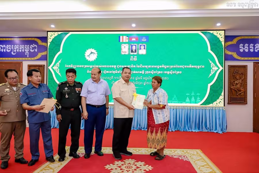 ឯកឧត្តម សរ សុពុត្រា ប្រធាន អ.ន.ក.ខេត្តស្ទឹងត្រែង ប្រគល់ វិញ្ញាបនបត្រសម្គាល់ម្ចាស់អចលនវត្ថុជូនសមាជិក - Image 17