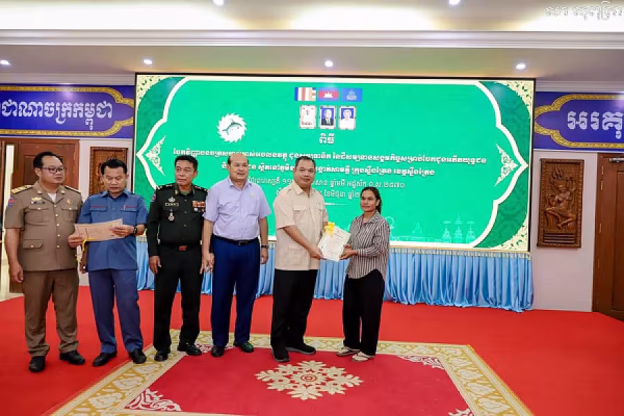 ឯកឧត្តម សរ សុពុត្រា ប្រធាន អ.ន.ក.ខេត្តស្ទឹងត្រែង ប្រគល់ វិញ្ញាបនបត្រសម្គាល់ម្ចាស់អចលនវត្ថុជូនសមាជិក - Image 20