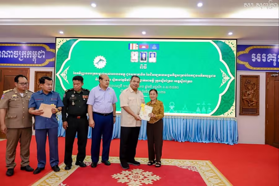 ឯកឧត្តម សរ សុពុត្រា ប្រធាន អ.ន.ក.ខេត្តស្ទឹងត្រែង ប្រគល់ វិញ្ញាបនបត្រសម្គាល់ម្ចាស់អចលនវត្ថុជូនសមាជិក - Image 21