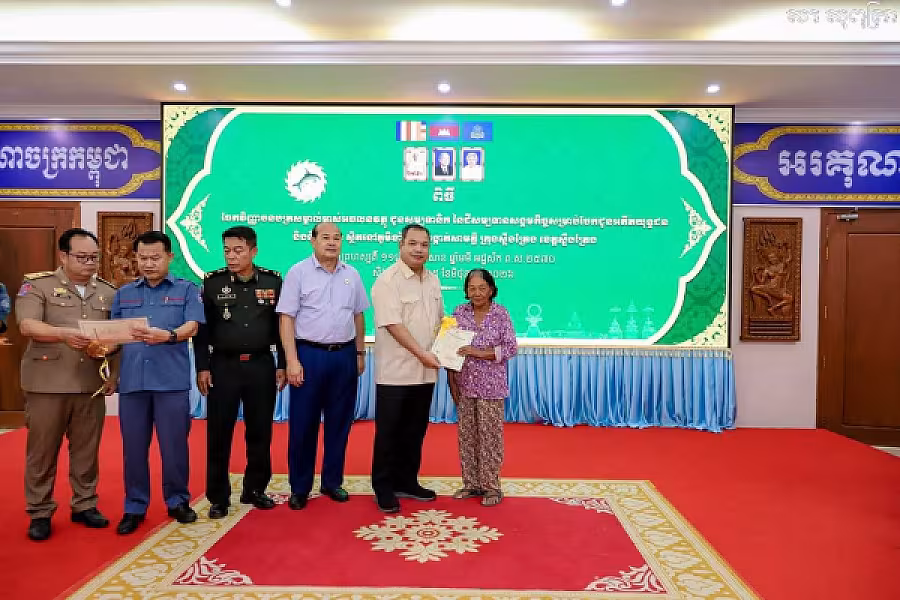 ឯកឧត្តម សរ សុពុត្រា ប្រធាន អ.ន.ក.ខេត្តស្ទឹងត្រែង ប្រគល់ វិញ្ញាបនបត្រសម្គាល់ម្ចាស់អចលនវត្ថុជូនសមាជិក - Image 22