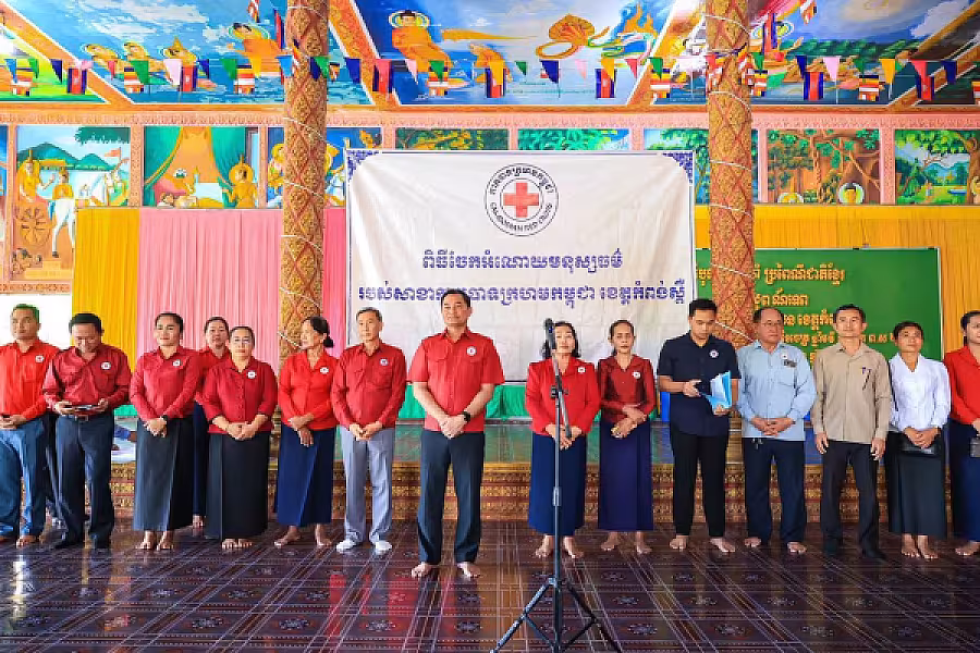 ឯកឧត្តម ជាម ច័ន្ទសោភ័ណ ប្រធាន អ.ន.ក. ខេត្តកំពង់ស្ពឺ ចុះសាកសួរសុខទុក្ខ និងនាំយកអំណោយជនគ្រួសាររងគ្រោះដោយខ្យលកន្ត្រាក់ ១២៧គ្រួសារ