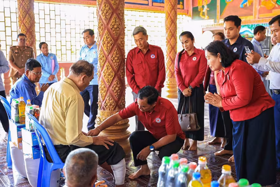 ឯកឧត្តម ជាម ច័ន្ទសោភ័ណ ប្រធាន អ.ន.ក. ខេត្តកំពង់ស្ពឺ ចុះសាកសួរសុខទុក្ខ និងនាំយកអំណោយជនគ្រួសាររងគ្រោះដោយខ្យលកន្ត្រាក់ ១២៧គ្រួសារ - Image 2