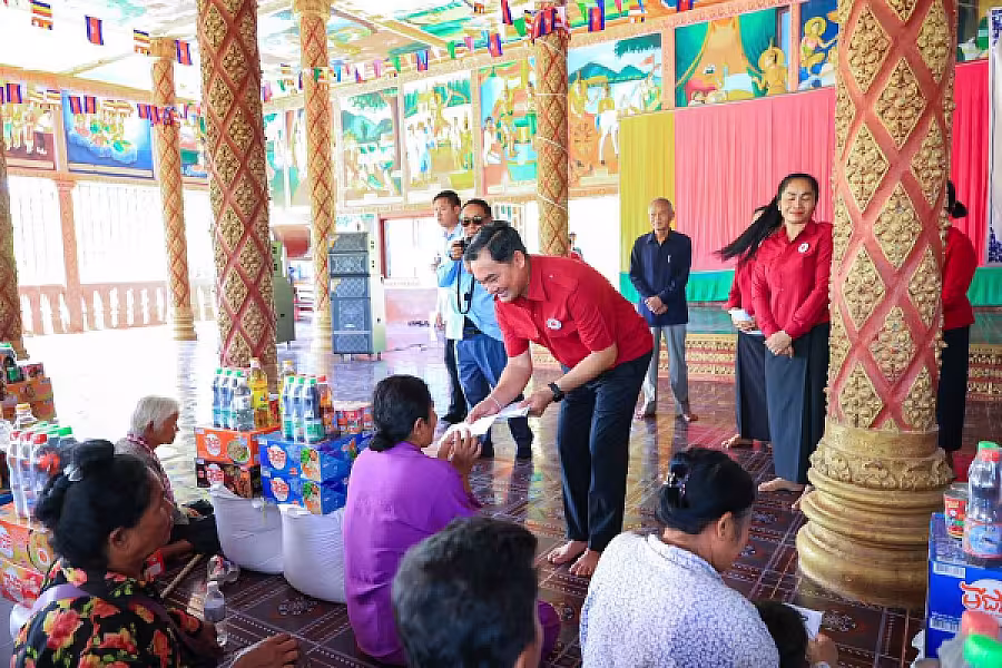 ឯកឧត្តម ជាម ច័ន្ទសោភ័ណ ប្រធាន អ.ន.ក. ខេត្តកំពង់ស្ពឺ ចុះសាកសួរសុខទុក្ខ និងនាំយកអំណោយជនគ្រួសាររងគ្រោះដោយខ្យលកន្ត្រាក់ ១២៧គ្រួសារ - Image 6