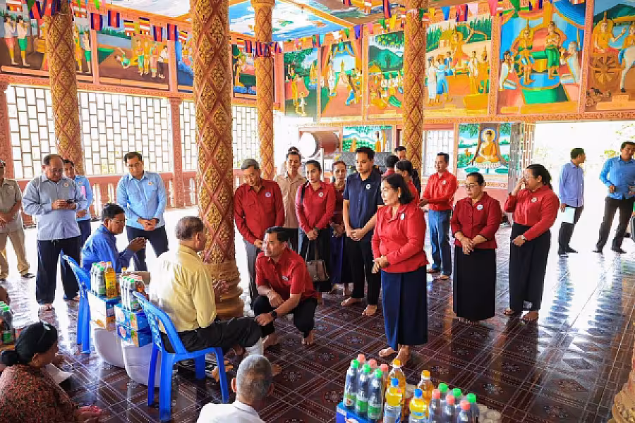 ឯកឧត្តម ជាម ច័ន្ទសោភ័ណ ប្រធាន អ.ន.ក. ខេត្តកំពង់ស្ពឺ ចុះសាកសួរសុខទុក្ខ និងនាំយកអំណោយជនគ្រួសាររងគ្រោះដោយខ្យលកន្ត្រាក់ ១២៧គ្រួសារ - Image 8