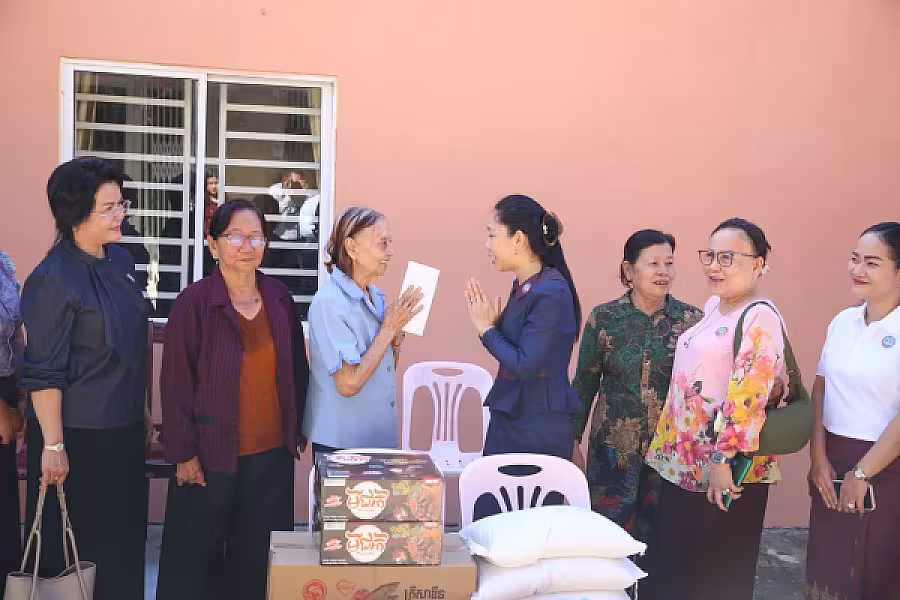 លោកជំទាវ ទុយ សិរីរតនៈ អញ្ជើញចុះសួរសុខទុក្ខ មន្ត្រីចូលនិវត្តន៍នៃក្រសួងព័ត៌មានចំនួន ៣រូប - Image 3