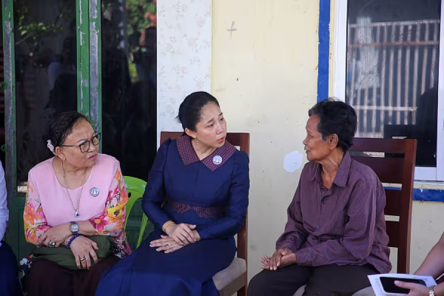 លោកជំទាវ ទុយ សិរីរតនៈ អញ្ជើញចុះសួរសុខទុក្ខ មន្ត្រីចូលនិវត្តន៍នៃក្រសួងព័ត៌មានចំនួន ៣រូប - Image 12
