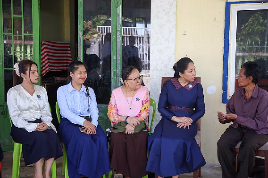 លោកជំទាវ ទុយ សិរីរតនៈ អញ្ជើញចុះសួរសុខទុក្ខ មន្ត្រីចូលនិវត្តន៍នៃក្រសួងព័ត៌មានចំនួន ៣រូប - Image 16