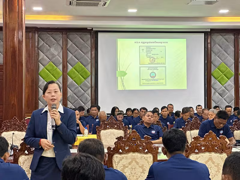 ឯកឧត្តម ឈៀ ស៊ីដារ៉ា អញ្ជើញបើកវគ្គបណ្តុះបណ្តាលស្តីពីការងាររដ្ឋបាល និងការងារបេឡាមរណសង្គ្រោះ ជូនគណៈកម្មាធិការសមាគមអតីតយុទ្ធជន និងនិវត្តជនកម្ពុជា(អ.ន.ក.) ខេត្តកំពង់ឆ្នាំង - Image 6