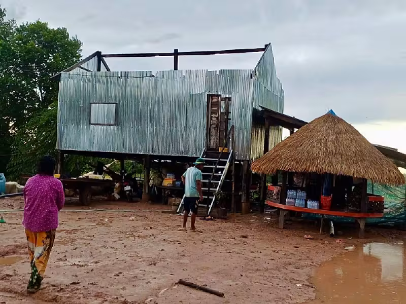 ឧត្តមសេនីយ៍ត្រី អ៊ុំ សុភា អនុប្រធានប្រចាំការ អ.ន.ក. ខេត្តកំពង់ឆ្នាំង នាំយកស័ង្កសីជូនគ្រួសាររងគ្រោះដោយខ្យល់កន្ត្រាក់ - Image 7