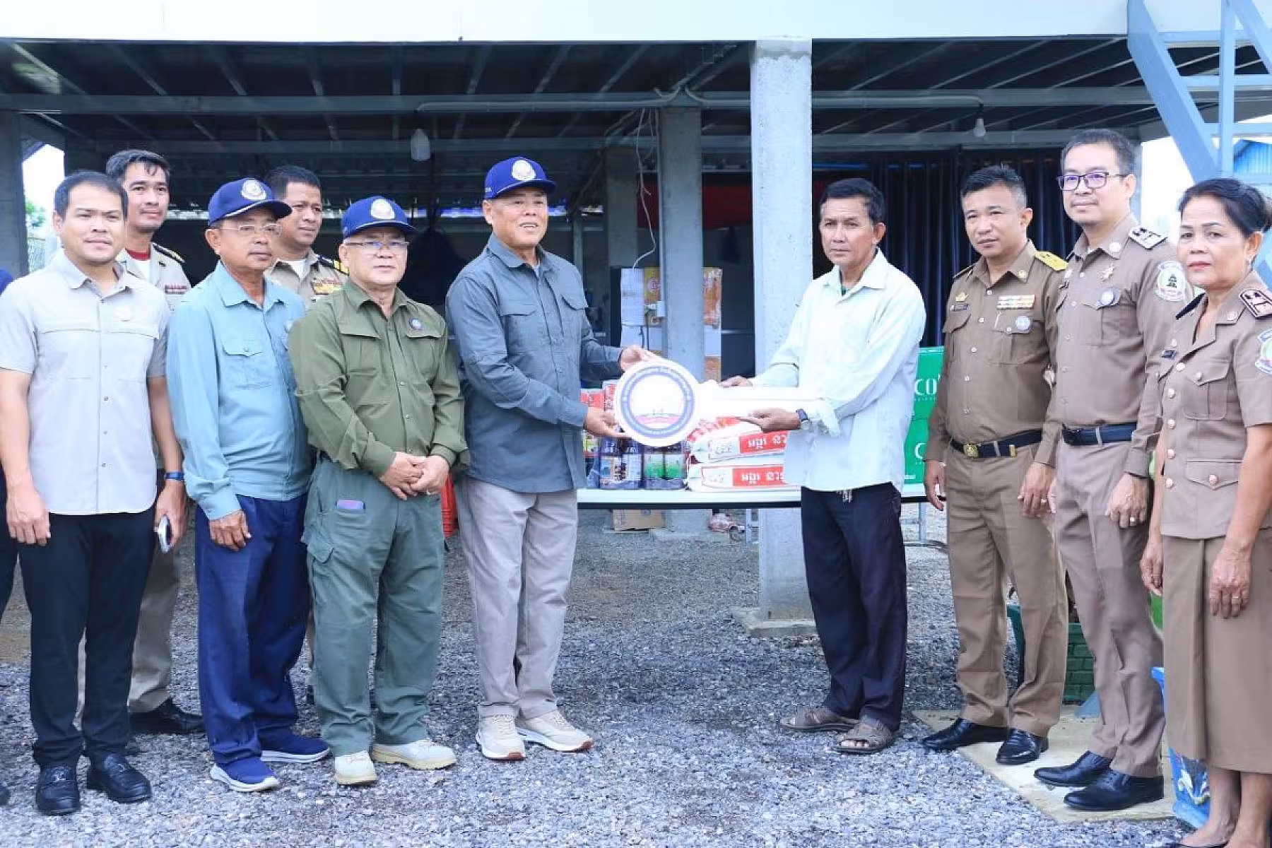 ឯកឧត្តម អ៊ុក ឃ្នួច អញ្ជើញប្រគល់ផ្ទះ ៤ខ្នងជាអំណោយរបស់សម្តេចតេជោ ហ៊ុន សែន និងសម្តេចកិត្តិព្រឹទ្ធបណ្ឌិត ប៊ុន រ៉ានី ជូនសមាជិកមានជីវភាពខ្វះខាត ក្នុងខេត្តបាត់ដំបង