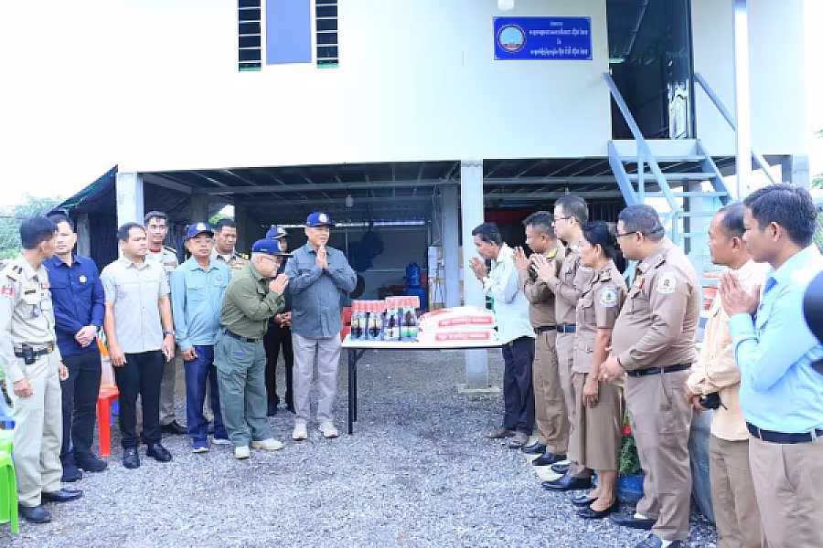 ឯកឧត្តម អ៊ុក ឃ្នួច អញ្ជើញប្រគល់ផ្ទះ ៤ខ្នងជាអំណោយរបស់សម្តេចតេជោ ហ៊ុន សែន និងសម្តេចកិត្តិព្រឹទ្ធបណ្ឌិត ប៊ុន រ៉ានី ជូនសមាជិកមានជីវភាពខ្វះខាត ក្នុងខេត្តបាត់ដំបង - Image 2