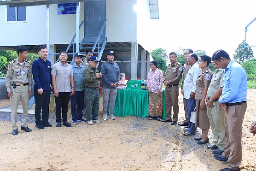 ឯកឧត្តម អ៊ុក ឃ្នួច អញ្ជើញប្រគល់ផ្ទះ ៤ខ្នងជាអំណោយរបស់សម្តេចតេជោ ហ៊ុន សែន និងសម្តេចកិត្តិព្រឹទ្ធបណ្ឌិត ប៊ុន រ៉ានី ជូនសមាជិកមានជីវភាពខ្វះខាត ក្នុងខេត្តបាត់ដំបង - Image 5