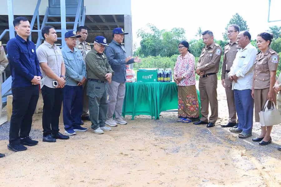 ឯកឧត្តម អ៊ុក ឃ្នួច អញ្ជើញប្រគល់ផ្ទះ ៤ខ្នងជាអំណោយរបស់សម្តេចតេជោ ហ៊ុន សែន និងសម្តេចកិត្តិព្រឹទ្ធបណ្ឌិត ប៊ុន រ៉ានី ជូនសមាជិកមានជីវភាពខ្វះខាត ក្នុងខេត្តបាត់ដំបង - Image 6