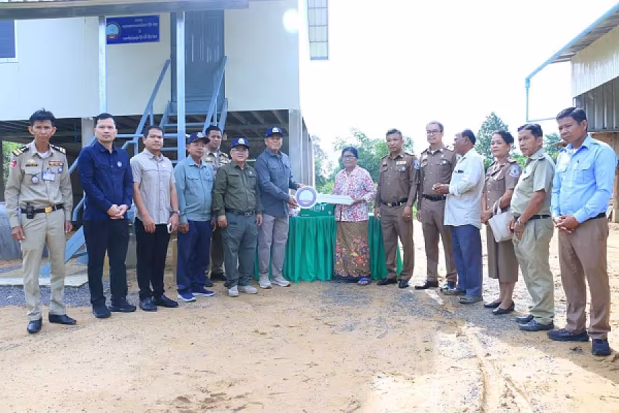 ឯកឧត្តម អ៊ុក ឃ្នួច អញ្ជើញប្រគល់ផ្ទះ ៤ខ្នងជាអំណោយរបស់សម្តេចតេជោ ហ៊ុន សែន និងសម្តេចកិត្តិព្រឹទ្ធបណ្ឌិត ប៊ុន រ៉ានី ជូនសមាជិកមានជីវភាពខ្វះខាត ក្នុងខេត្តបាត់ដំបង - Image 7