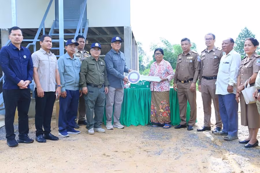ឯកឧត្តម អ៊ុក ឃ្នួច អញ្ជើញប្រគល់ផ្ទះ ៤ខ្នងជាអំណោយរបស់សម្តេចតេជោ ហ៊ុន សែន និងសម្តេចកិត្តិព្រឹទ្ធបណ្ឌិត ប៊ុន រ៉ានី ជូនសមាជិកមានជីវភាពខ្វះខាត ក្នុងខេត្តបាត់ដំបង - Image 8