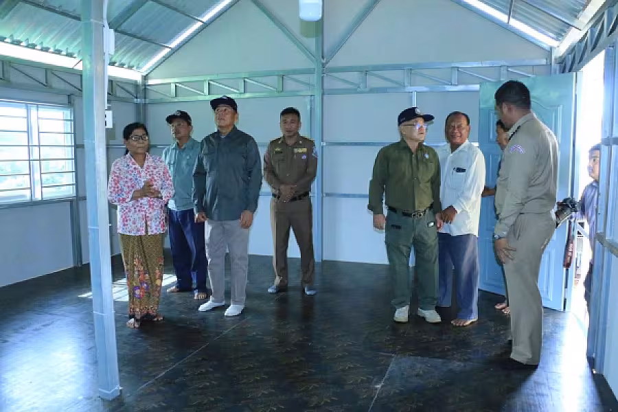 ឯកឧត្តម អ៊ុក ឃ្នួច អញ្ជើញប្រគល់ផ្ទះ ៤ខ្នងជាអំណោយរបស់សម្តេចតេជោ ហ៊ុន សែន និងសម្តេចកិត្តិព្រឹទ្ធបណ្ឌិត ប៊ុន រ៉ានី ជូនសមាជិកមានជីវភាពខ្វះខាត ក្នុងខេត្តបាត់ដំបង - Image 9