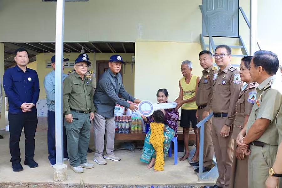 ឯកឧត្តម អ៊ុក ឃ្នួច អញ្ជើញប្រគល់ផ្ទះ ៤ខ្នងជាអំណោយរបស់សម្តេចតេជោ ហ៊ុន សែន និងសម្តេចកិត្តិព្រឹទ្ធបណ្ឌិត ប៊ុន រ៉ានី ជូនសមាជិកមានជីវភាពខ្វះខាត ក្នុងខេត្តបាត់ដំបង - Image 11