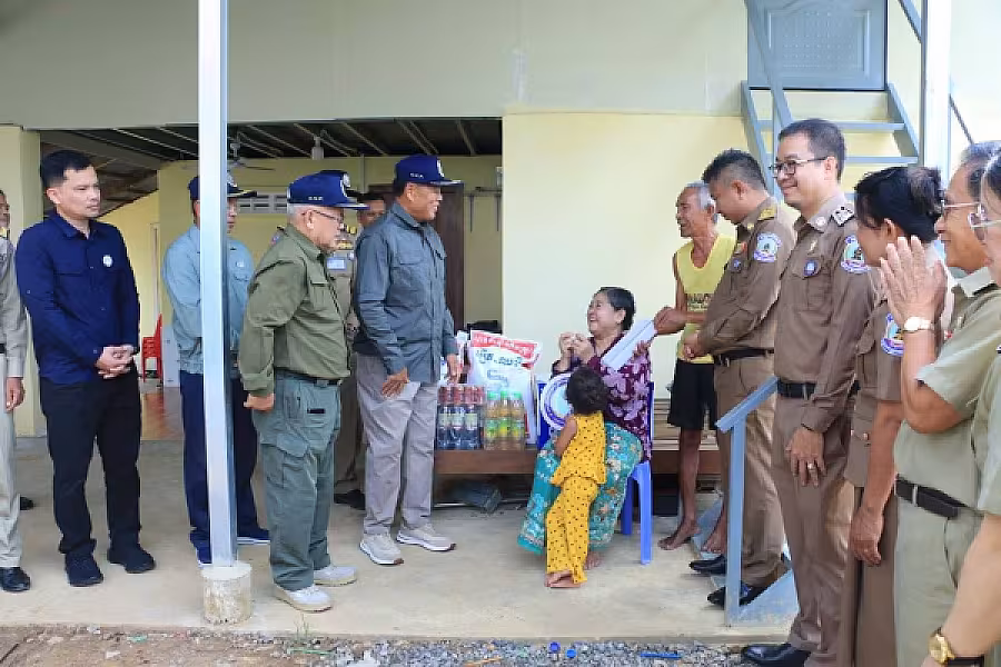 ឯកឧត្តម អ៊ុក ឃ្នួច អញ្ជើញប្រគល់ផ្ទះ ៤ខ្នងជាអំណោយរបស់សម្តេចតេជោ ហ៊ុន សែន និងសម្តេចកិត្តិព្រឹទ្ធបណ្ឌិត ប៊ុន រ៉ានី ជូនសមាជិកមានជីវភាពខ្វះខាត ក្នុងខេត្តបាត់ដំបង - Image 12