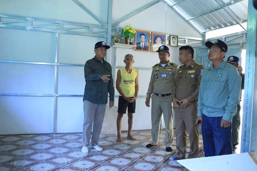 ឯកឧត្តម អ៊ុក ឃ្នួច អញ្ជើញប្រគល់ផ្ទះ ៤ខ្នងជាអំណោយរបស់សម្តេចតេជោ ហ៊ុន សែន និងសម្តេចកិត្តិព្រឹទ្ធបណ្ឌិត ប៊ុន រ៉ានី ជូនសមាជិកមានជីវភាពខ្វះខាត ក្នុងខេត្តបាត់ដំបង - Image 13