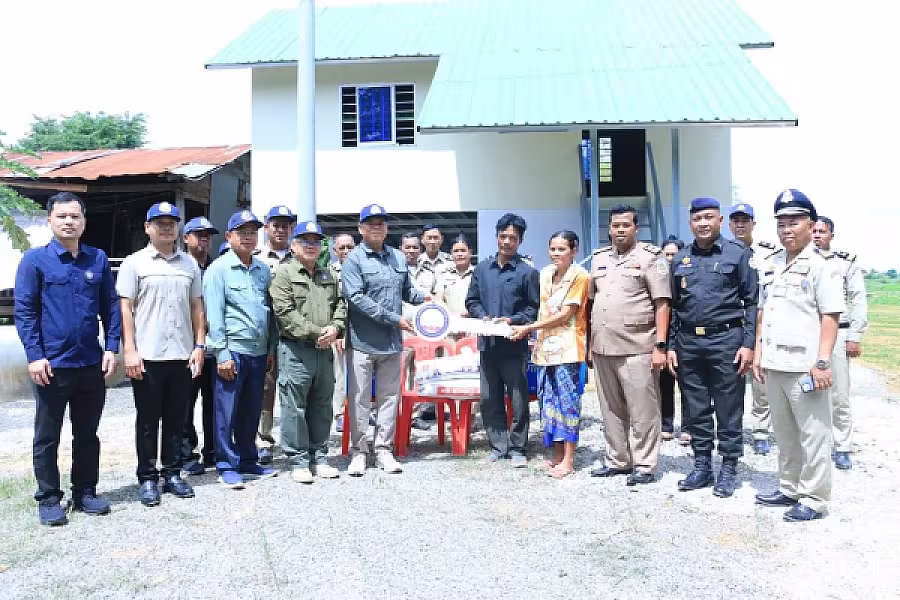 ឯកឧត្តម អ៊ុក ឃ្នួច អញ្ជើញប្រគល់ផ្ទះ ៤ខ្នងជាអំណោយរបស់សម្តេចតេជោ ហ៊ុន សែន និងសម្តេចកិត្តិព្រឹទ្ធបណ្ឌិត ប៊ុន រ៉ានី ជូនសមាជិកមានជីវភាពខ្វះខាត ក្នុងខេត្តបាត់ដំបង - Image 15