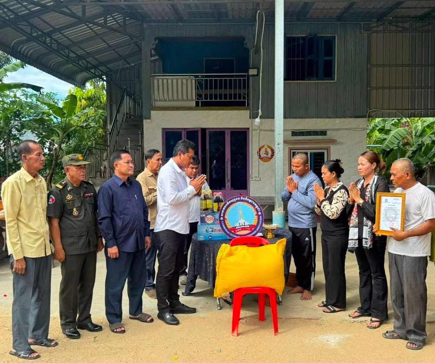 អ.ន.ក. ស្រុកអង្គស្នួល នាំយកអំណោយ និងថវិកាបេឡាមរណសង្គ្រោះជូនគ្រួសារសមាជិក