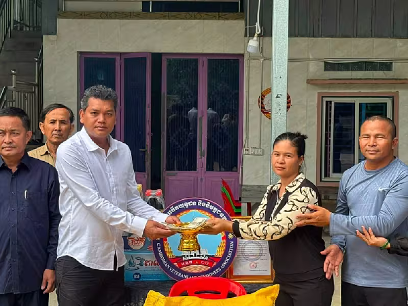 អ.ន.ក. ស្រុកអង្គស្នួល នាំយកអំណោយ និងថវិកាបេឡាមរណសង្គ្រោះជូនគ្រួសារសមាជិក - Image 2