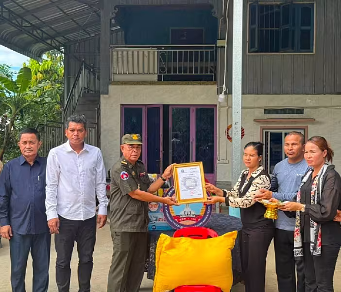 អ.ន.ក. ស្រុកអង្គស្នួល នាំយកអំណោយ និងថវិកាបេឡាមរណសង្គ្រោះជូនគ្រួសារសមាជិក - Image 3