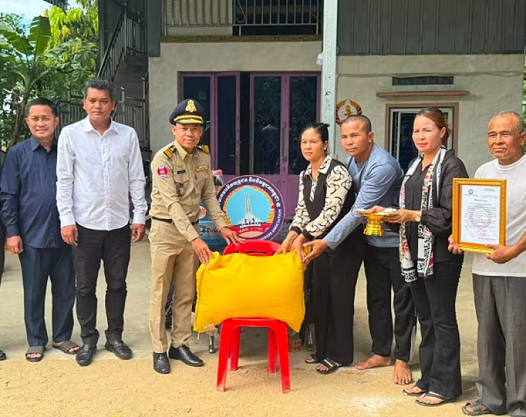 អ.ន.ក. ស្រុកអង្គស្នួល នាំយកអំណោយ និងថវិកាបេឡាមរណសង្គ្រោះជូនគ្រួសារសមាជិក - Image 5