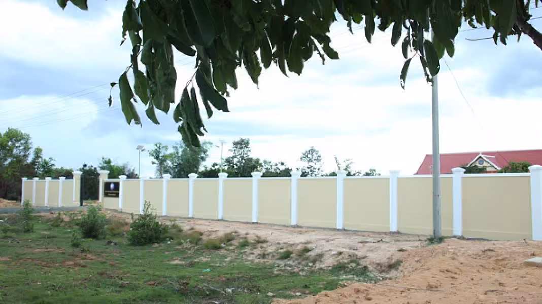 របង​ ​ខ្លោង​ទ្វារ​ និង​ទ្វារ​ចម្រឹង​ដែក​ នៅ​ខាង​មុខ​ស្នាក់ការ​សមាគម​អតីត​យុទ្ធ​ជន​ និង​និវត្ត​ជន​កម្ពុជា​ ខេត្ត​កំពង់ធំ​ បាន​ស្ថាបនារួចរាល់ - Image 2