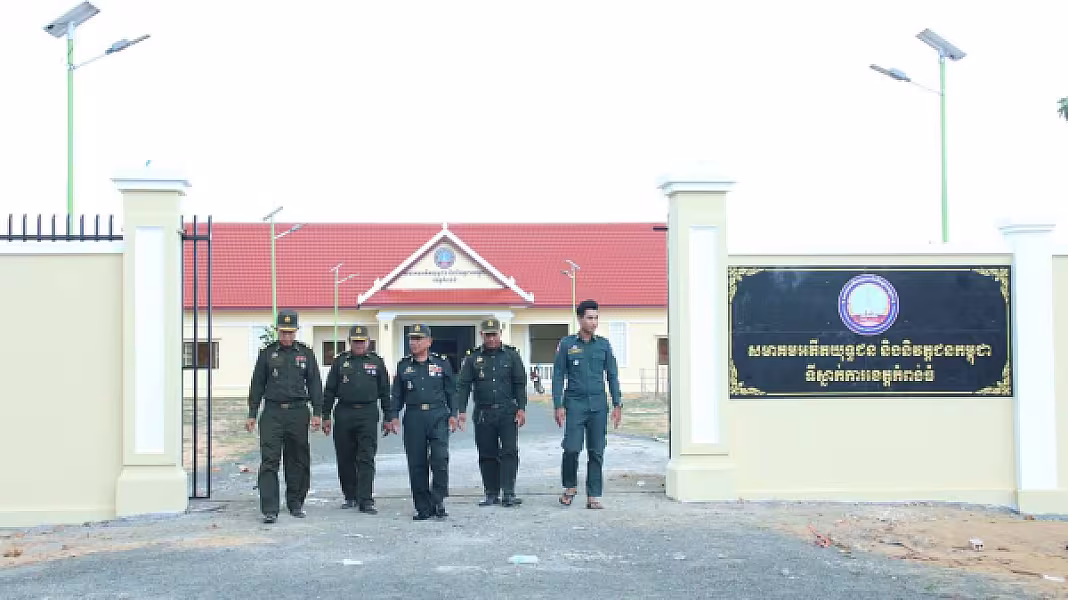 របង​ ​ខ្លោង​ទ្វារ​ និង​ទ្វារ​ចម្រឹង​ដែក​ នៅ​ខាង​មុខ​ស្នាក់ការ​សមាគម​អតីត​យុទ្ធ​ជន​ និង​និវត្ត​ជន​កម្ពុជា​ ខេត្ត​កំពង់ធំ​ បាន​ស្ថាបនារួចរាល់ - Image 3
