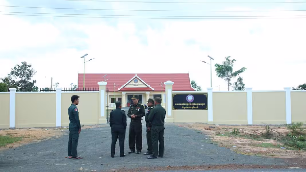របង​ ​ខ្លោង​ទ្វារ​ និង​ទ្វារ​ចម្រឹង​ដែក​ នៅ​ខាង​មុខ​ស្នាក់ការ​សមាគម​អតីត​យុទ្ធ​ជន​ និង​និវត្ត​ជន​កម្ពុជា​ ខេត្ត​កំពង់ធំ​ បាន​ស្ថាបនារួចរាល់ - Image 6