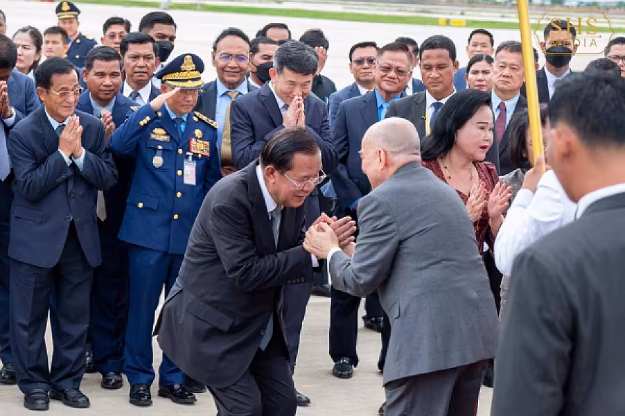 ព្រះមហាក្សត្រនៃព្រះរាជាណាចក្រកម្ពុជា យាងនិវត្តន៍មកកាន់មាតុប្រទេសវិញ បន្ទាប់ពីគង់ប្រថាប់ព្យាបាលព្រះរាជសុខភាពជាង ៤ខែ នាទីក្រុងប៉េកាំង - Image 3