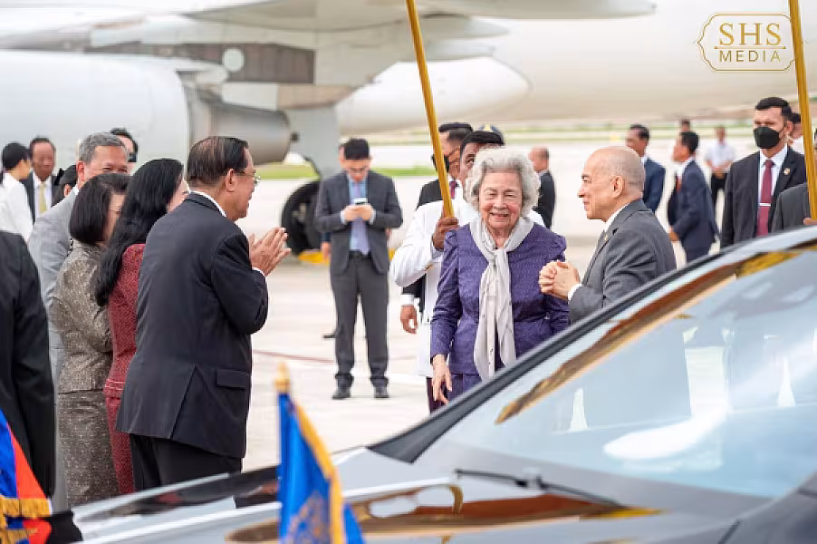 ព្រះមហាក្សត្រនៃព្រះរាជាណាចក្រកម្ពុជា យាងនិវត្តន៍មកកាន់មាតុប្រទេសវិញ បន្ទាប់ពីគង់ប្រថាប់ព្យាបាលព្រះរាជសុខភាពជាង ៤ខែ នាទីក្រុងប៉េកាំង - Image 5